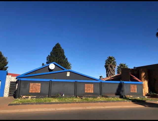 4 BEDROOM HOUSE FOR SALE IN LENASIA SOUTH